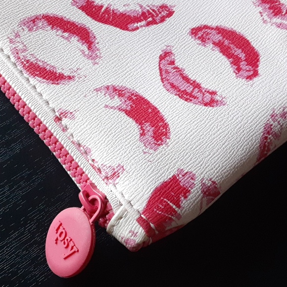 💋 Kiss Print Cosmetic Bag💄 - Picture 2 of 4